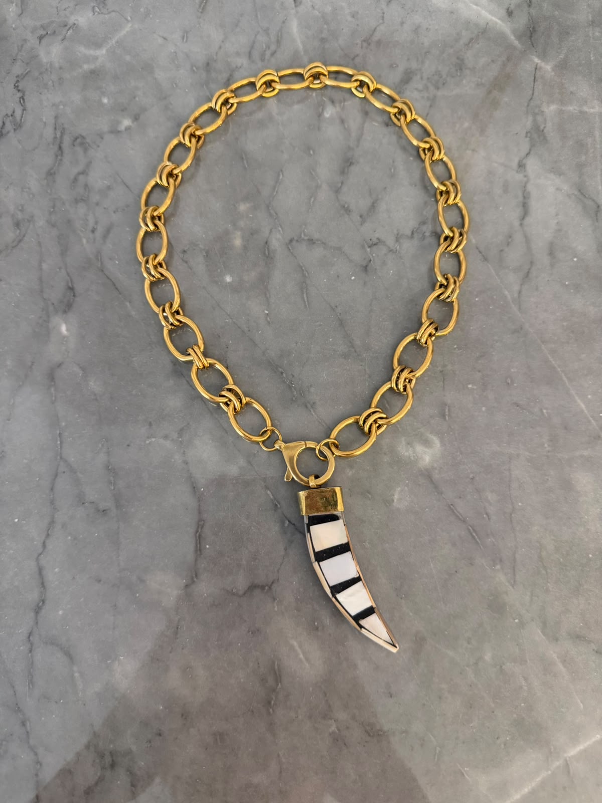 short chain black&white horn