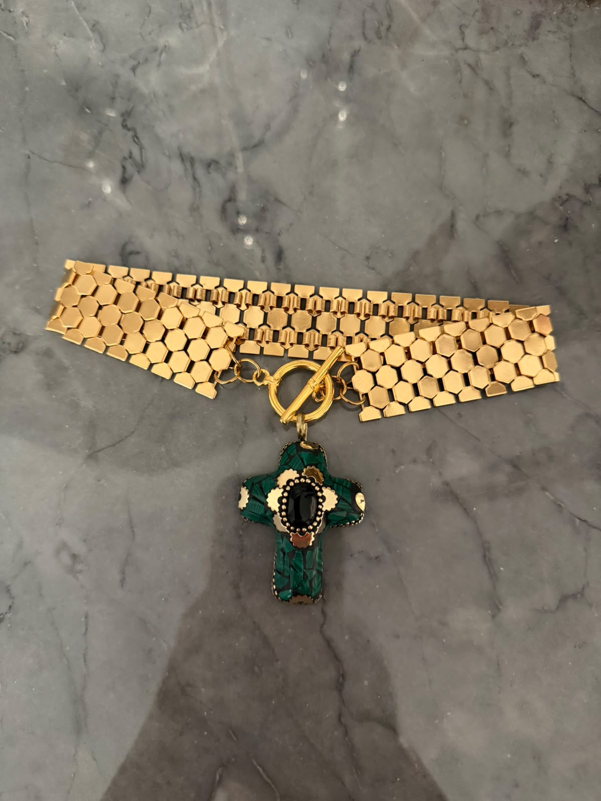 choker green cross