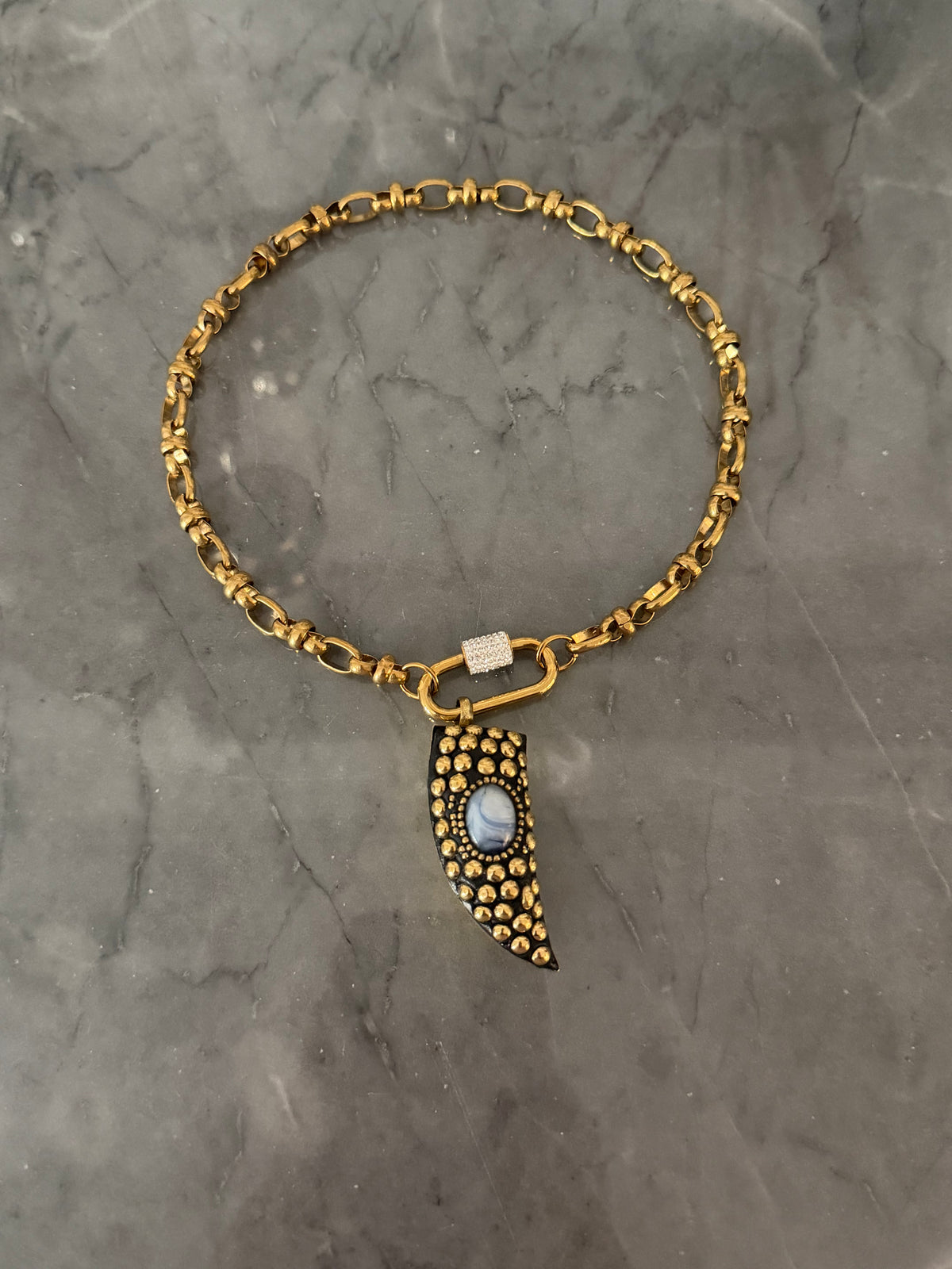Super tiny horn choker