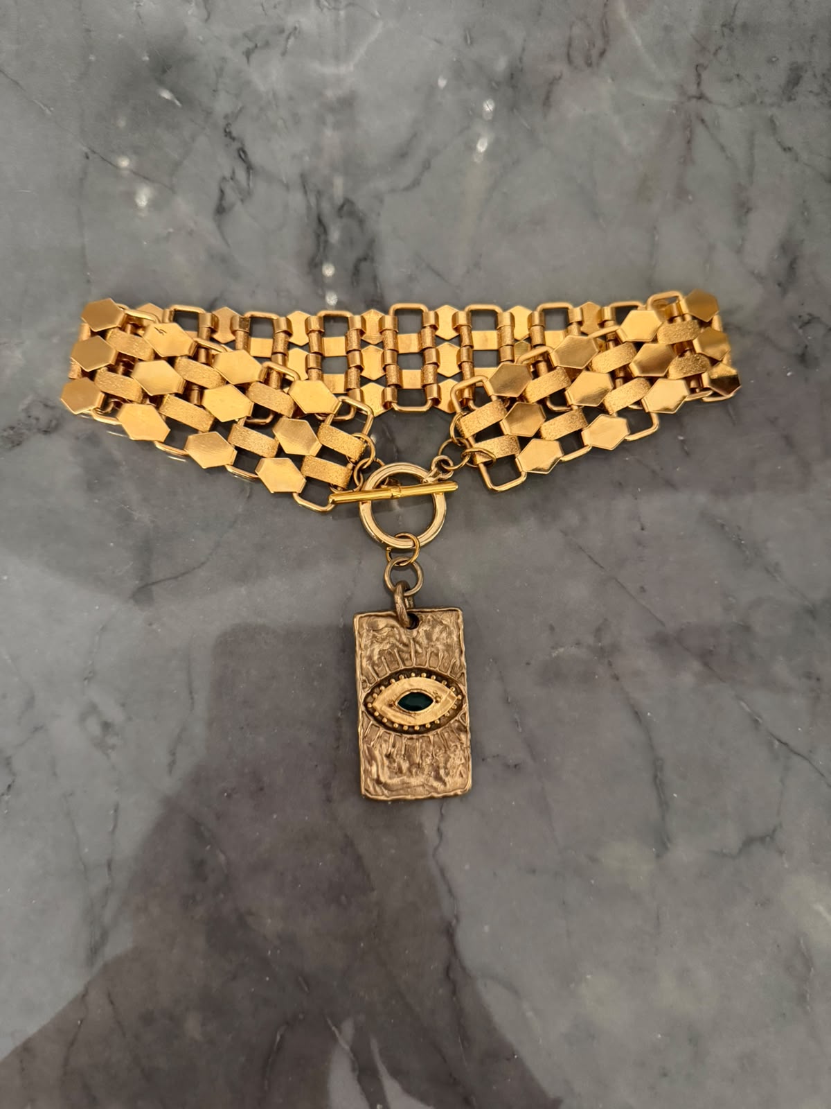 choker eye gold