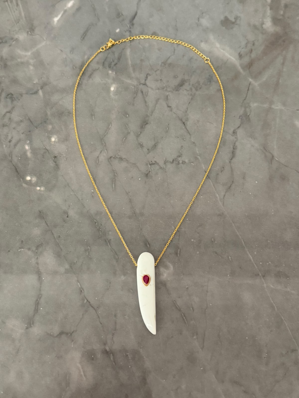 white stone horn basic necklace