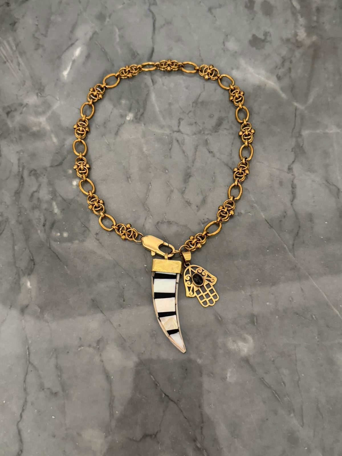 black&white horn with charm short necklace